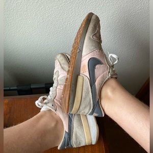 Nike pink retro tennis shoes